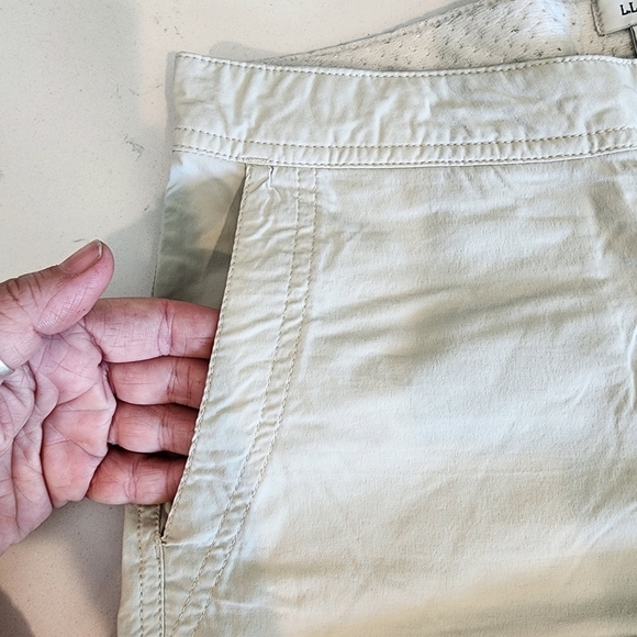 L.L. Bean Nylon Khaki Shorts Woman's 10 Zipper Cargo Pocket Stretch Waist EUC - Picture 3 of 11